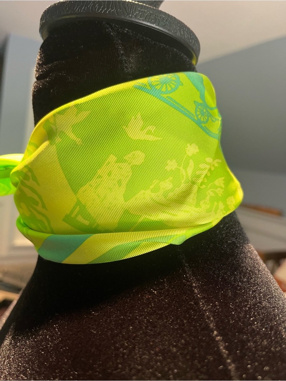 Vintage Hermes Gavrache “Jeux D’ombres” Lime & Mint Silk Neck Scarf - Picture 2 of 6